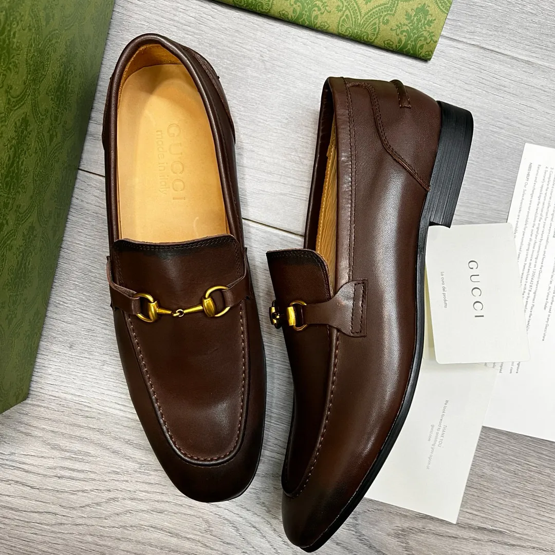 Ex-factory price: 480💰-(Gucci) men’s loafers! Genuine molded horsebit, a classic must-have for your shoe cabinet! The feet are particularly delicate! This Gucci original version is a set last, and we are consistent with the counter! Therefore, it is more comfortable in terms of last shape and comfort! Take it to the counter and compare at will! Good shoes are more than just what they make! But grasp the essence from the inside out! Material: Imported first-layer cowhide! Genuine leather outsole imported from Italy, size: 39-44 (38/45 customized, non-refundable)